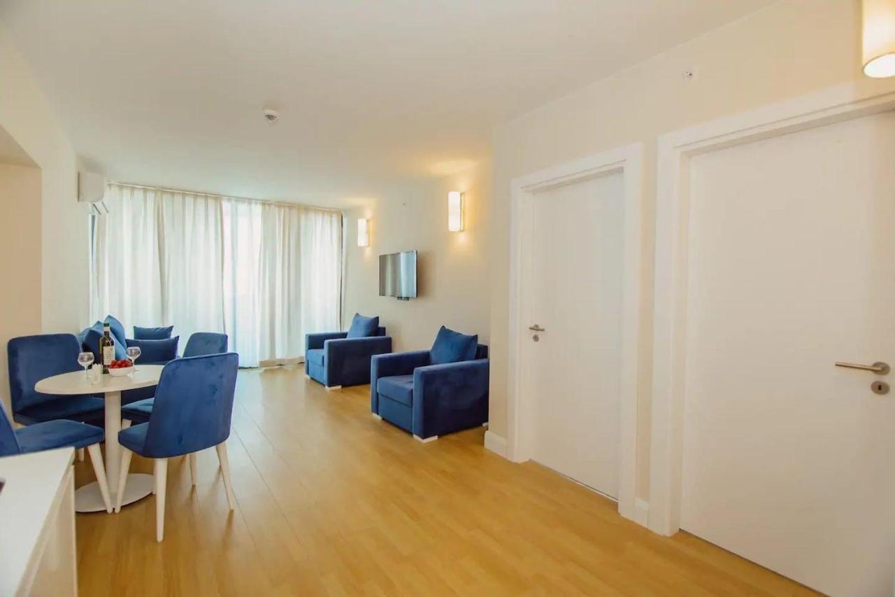 Orbi City Luxury Towers Aparthotel Batumi Bagian luar foto