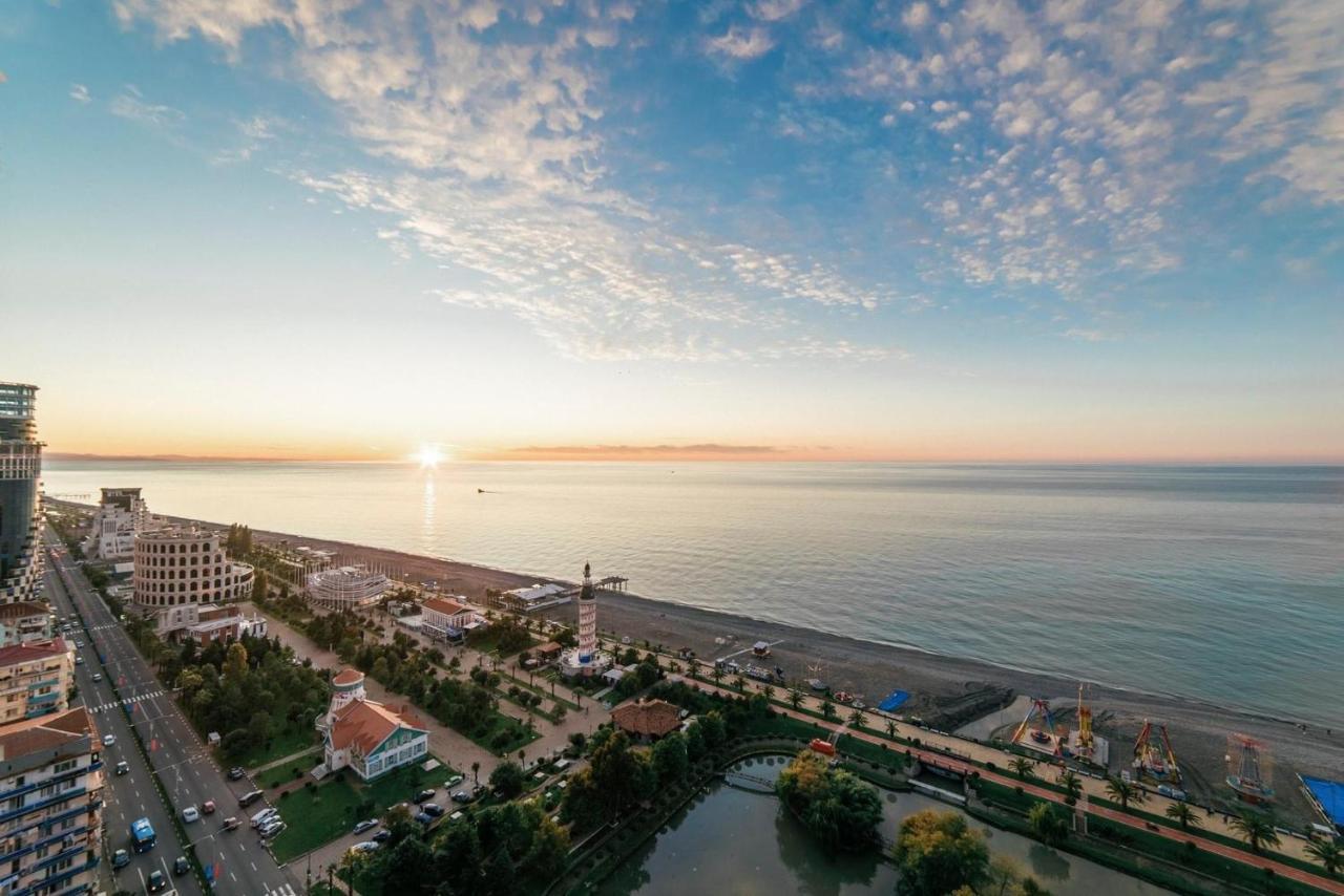 Orbi City Luxury Towers Aparthotel Batumi Bagian luar foto