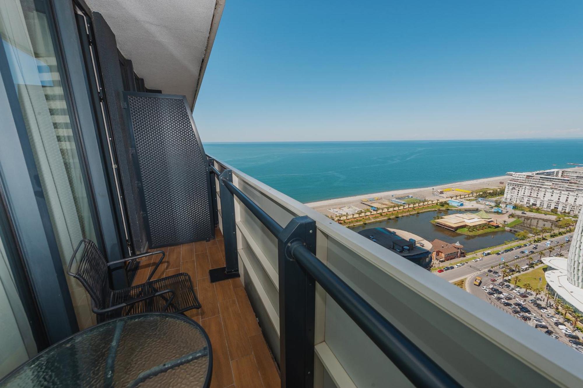 Orbi City Luxury Towers Aparthotel Batumi Bagian luar foto
