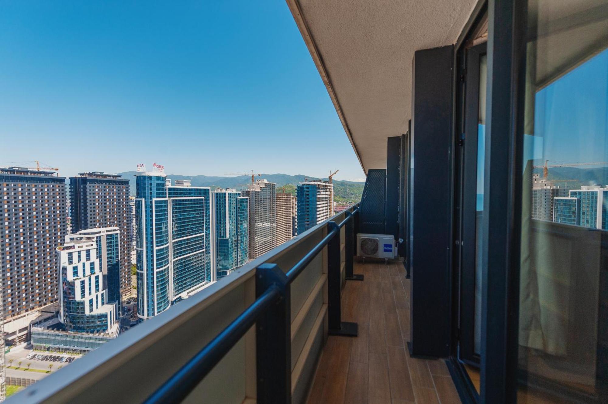 Orbi City Luxury Towers Aparthotel Batumi Bagian luar foto