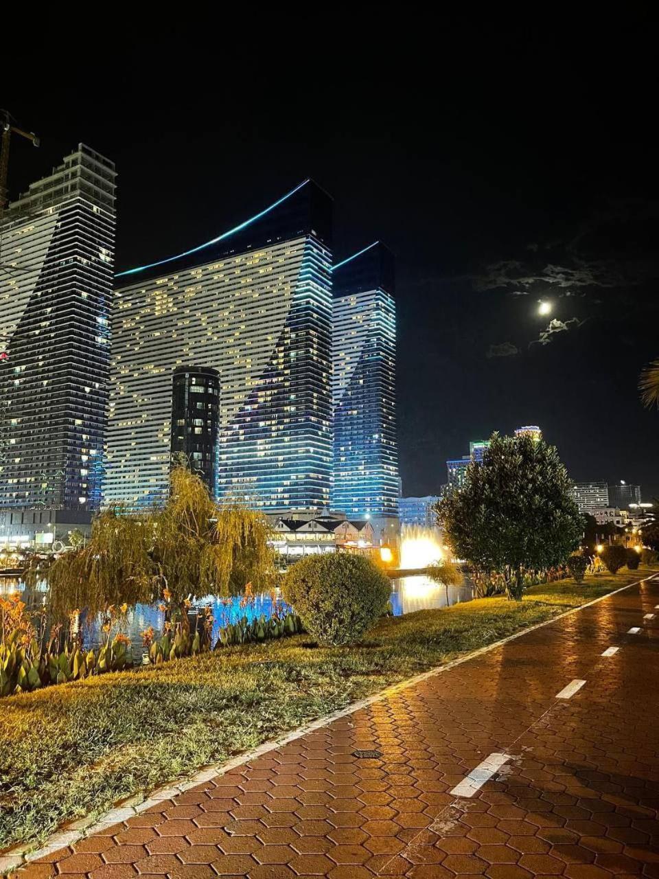 Orbi City Luxury Towers Aparthotel Batumi Bagian luar foto